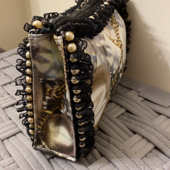 Unique clutch bag with gold chain print design. - Picture 4 of 6